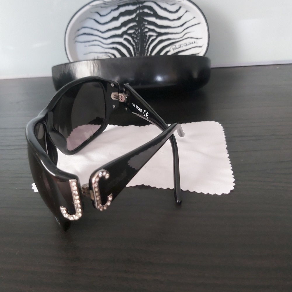 Gorgeous women Just Cavalli sunglasses - Picture 5 of 9